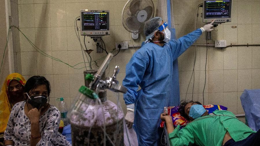 Pacientes dividem cama na enfermaria de hospital em Nova Delhi, na Índia - REUTERS/Danish Siddiqui