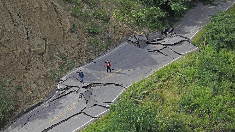 29.nov.21 - Imagem mostra estrada destruída em área de selva, no norte do Peru, após um terremoto de magnitude 7,5 que sacudiu o país - ALDAIR MEJIA/PERUVIAN PRESIDENCY/AFP