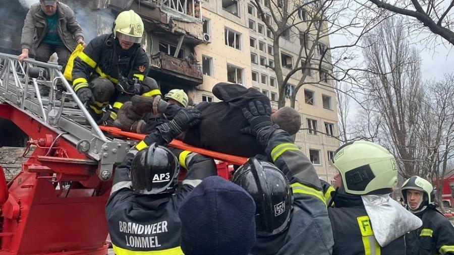 14.mar.2022 - Equipes de resgate retiram pessoa que estava em prédio que foi atacado em Kiev, capital da Ucrânia - Reprodução/Facebook/MNS.GOV.UA