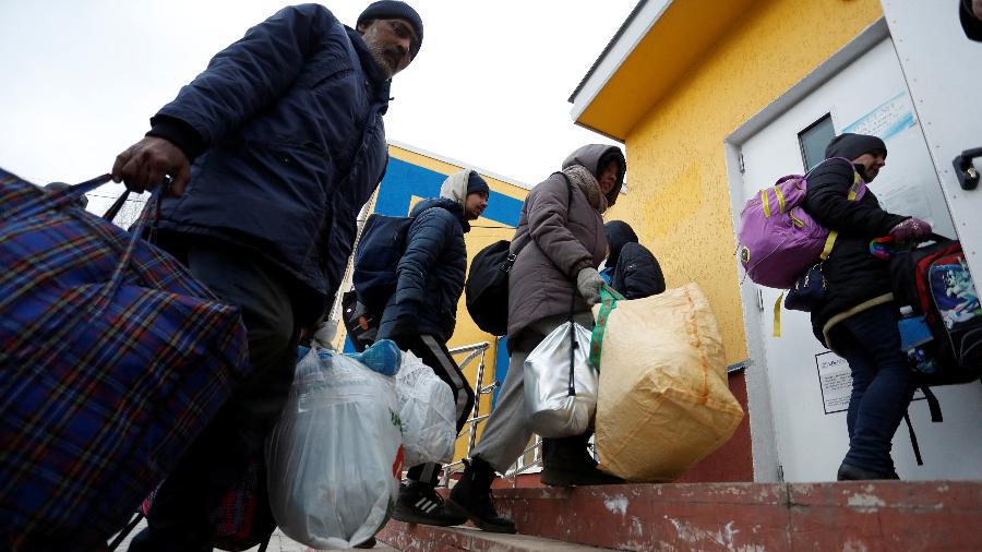 Pessoas fugindo do conflito Ucrânia-Rússia chegam a um centro de acomodação temporária localizado no prédio de uma escola local em Nikolskoye, perto da cidade sitiada de Mariupol, Ucrânia, 17 de março de 2022 - Alexander Ermochenko/Reuters