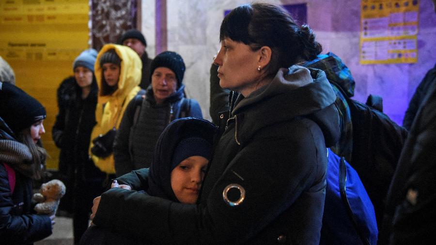 Ludmila Lichko e seu filho Ivan esperam para embarcar em trem em Odessa - Alexandros Avramidis/Reuters