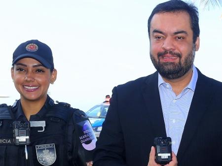 30.mai.2022 - Claudio Castro exibe câmera acoplável em uniforme da PM - Divulgação/Governo do RJ