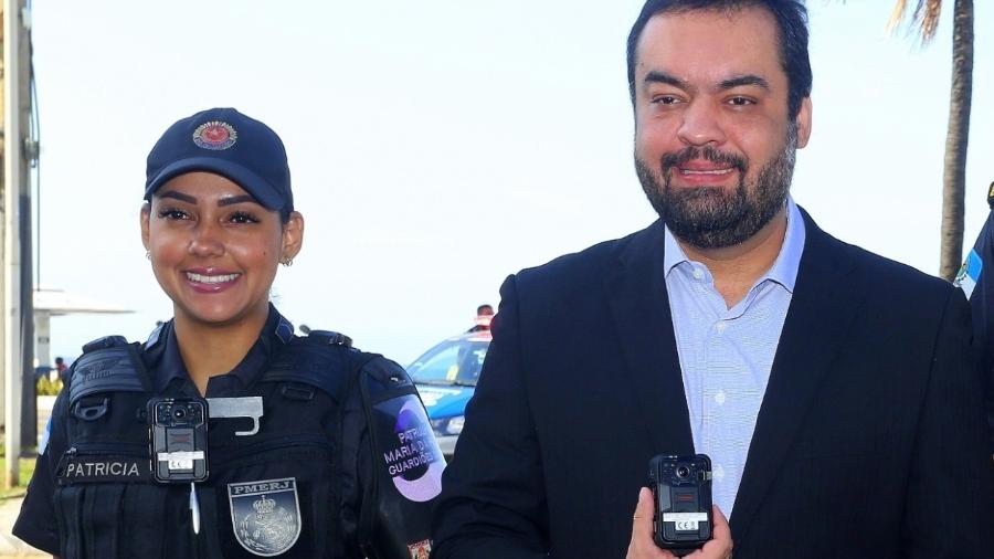 30.mai.2022 - Claudio Castro exibe câmera acoplável em uniforme da PM - Divulgação/Governo do RJ