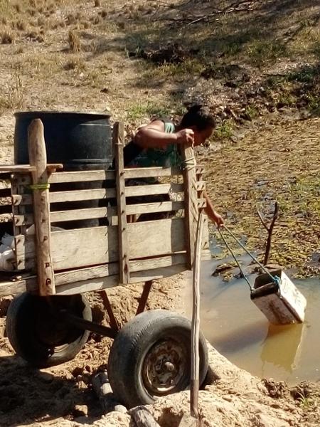 Ivone da Silva pega água suja de dois em dois dias a 4 km de sua casa, em Jacobina (BA) - Arquivo pessoal