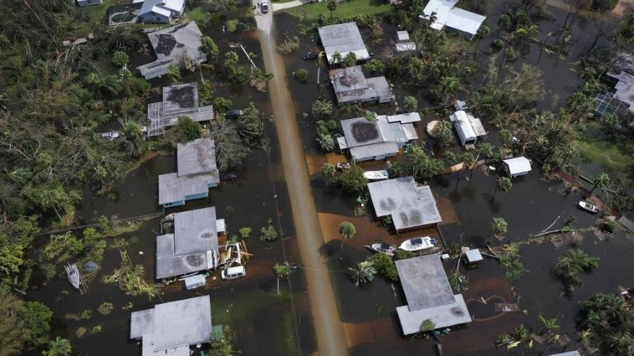 Em Port Charlotte, ruas ficaram inundadas em decorrência do furacão Ian - WIN MCNAMEE / GETTY IMAGES NORTH AMERICA / Getty Images via AFP