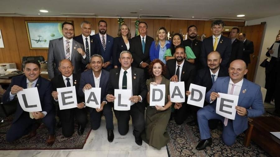 Candidatos a deputado da "liga da lealdade", grupo fiel a Bolsonaro, posam ao lado do presidente - Divulgação