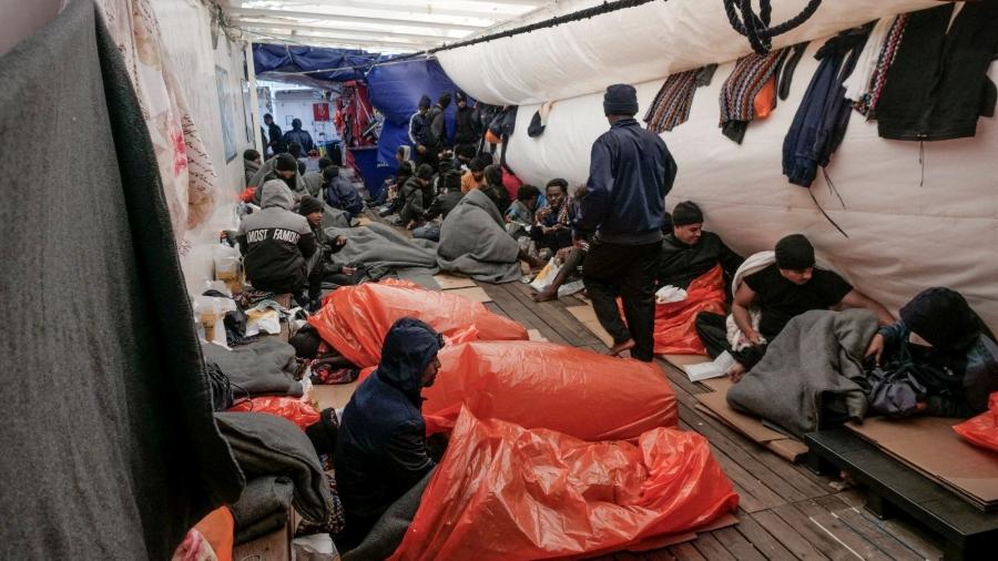 Migrantes em barco Ocean Viking, no Mar Mediterrâneo, no dia 6 de novembro - CAMILLE MARTIN JUAN/SOS MEDITERR/via REUTERS