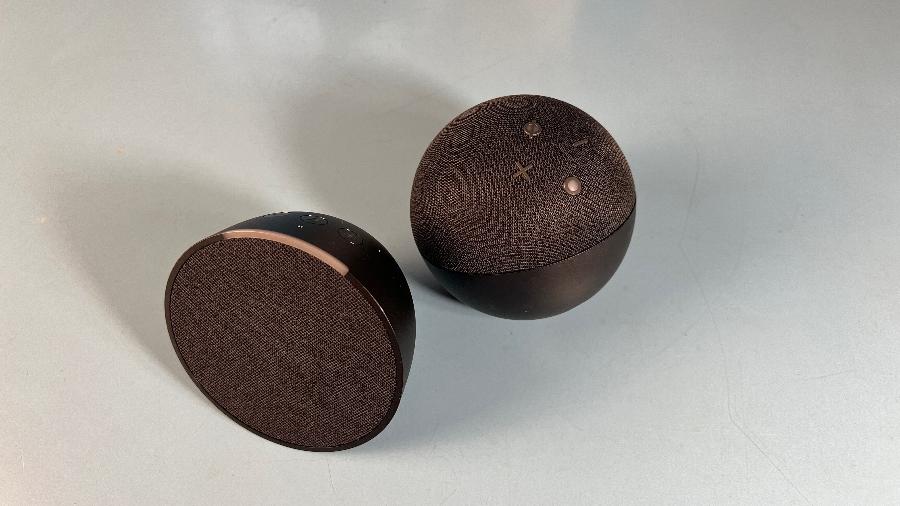 Echo Dot 5 (dir.) tem som mais potente do que Echo Pop (esq.) Echo Dot 5 (dir.) tem som mais potente do que Echo Pop (esq.)