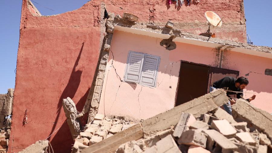 Prédio danificado na cidade de Amizmiz devastada por terremoto no Marrocos