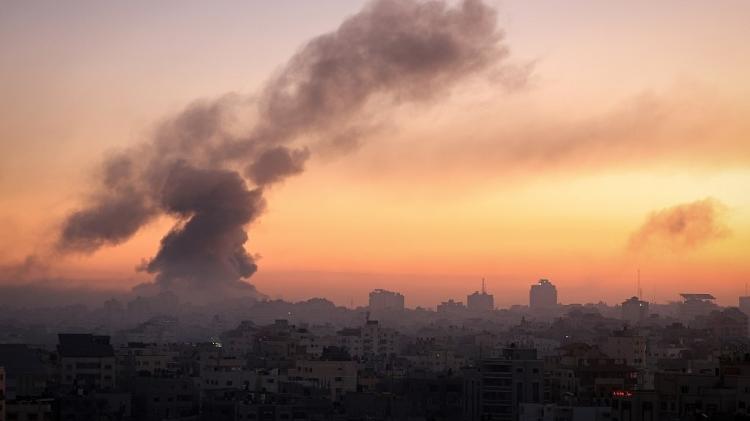 Fogo e fumaça em prédios na Cidade de Gaza, em meio à guerra entre Israel e o Hamas