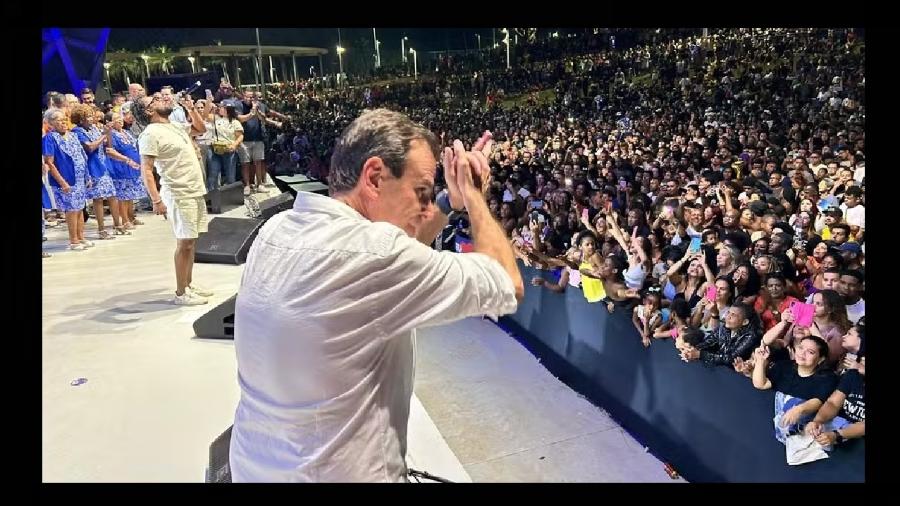 Reeleito, Eduardo Paes lota parque na Zona Oeste com Tia Surica e Xande de Pilares para comemorar vitória histórica