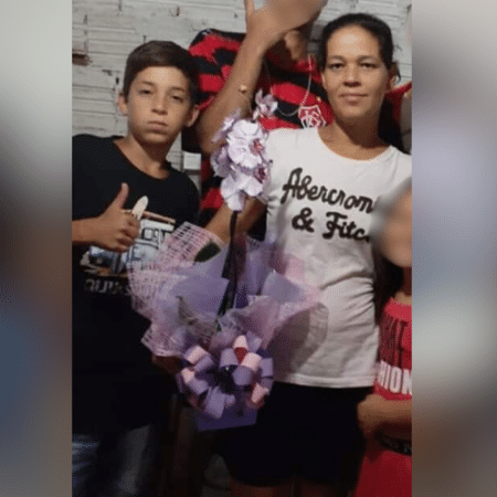 A auxiliar de cozinha Nilceia Alves Rodrigues e o filho Guilherme