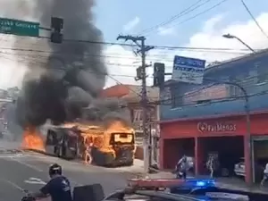 Ônibus pega fogo, bate em poste e causa explosão em São Paulo; veja vídeo