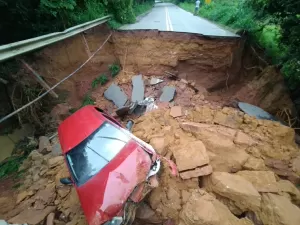 MG: Cratera em rodovia engole dois carros e mata três pessoas