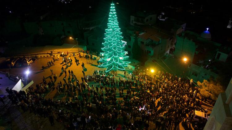 Cristãos se reuniram para ver a iluminação da árvore de Natal na praça Saydnaya, na Síria. 