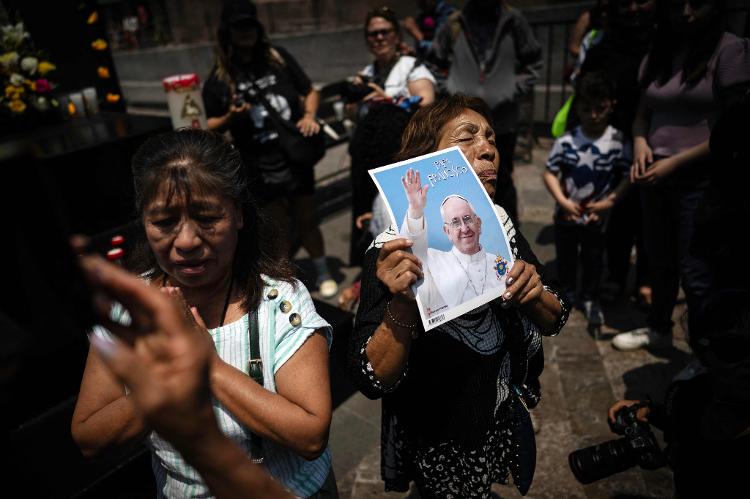 Um fiel segura um pôster do falecido Papa Francisco na Basílica de Guadalupe, na Cidade do México, durante um culto em sua morte em 21 de abril de 2025 Um fiel segura um pôster do falecido Papa Francisco na Basílica de Guadalupe, na Cidade do México, durante um culto em sua morte em 21 de abril de 2025