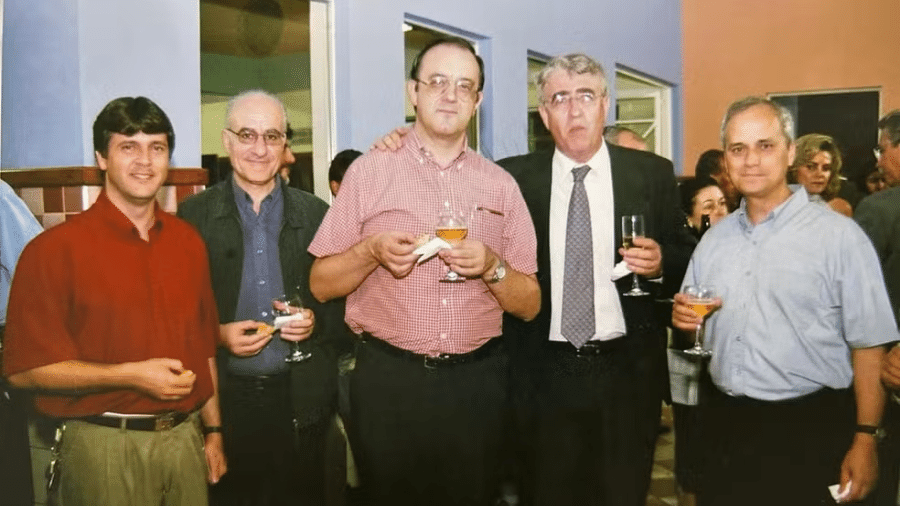 Robert Prevost, no colégio Santo Agostinho, em Belo Horizonte, em 2004; Prevost está no canto direito, de blusa azul clara, e Francisco está ao lado, com terno preto e gravata Robert Prevost, no colégio Santo Agostinho, em Belo Horizonte, em 2004; Prevost está no canto direito, de blusa azul clara, e Francisco está ao lado, com terno preto e gravata