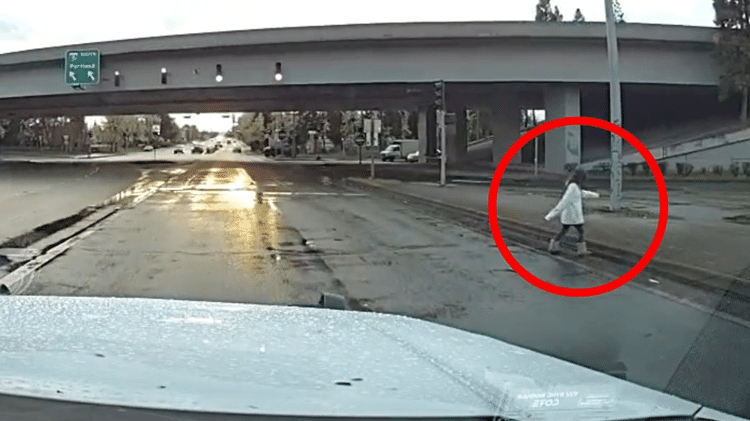 Imagem divulgada pela polícia mostra que a pessoa está com o mesmo casaco e mesma bota do vídeo viral Imagem divulgada pela polícia mostra que a pessoa está com o mesmo casaco e mesma bota do vídeo viral