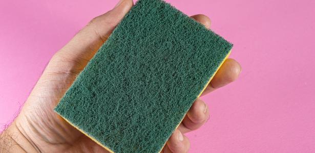 Por que colocar uma esponja na geladeira pode salvar suas frutas e verduras