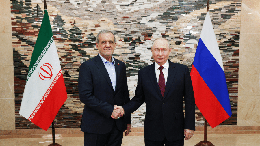 01.set.26 - O presidente russo, Vladimir Putin (à direita), e o presidente iraniano, Masoud Pezeshkian, antes de reunião à margem da cúpula da Organização para Cooperação de Xangai (OCX) em Bishkek, no Quirguistão - undefined