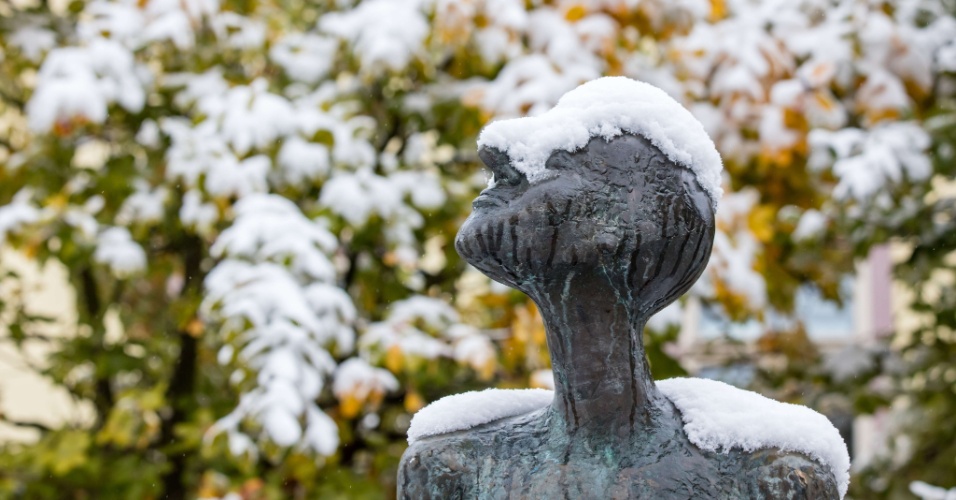 14.out.2015 - Neve cobre parte da estátua de llmenau, na Alemanha