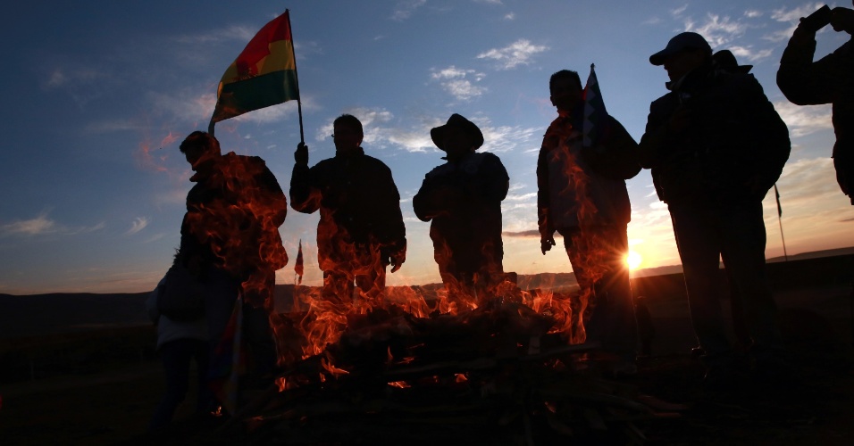 21.out.2015 - Pessoas participam de ritual para celebrar a permanência do presidente Evo Morales no governo, em Tiahanaco, na Bolívia
