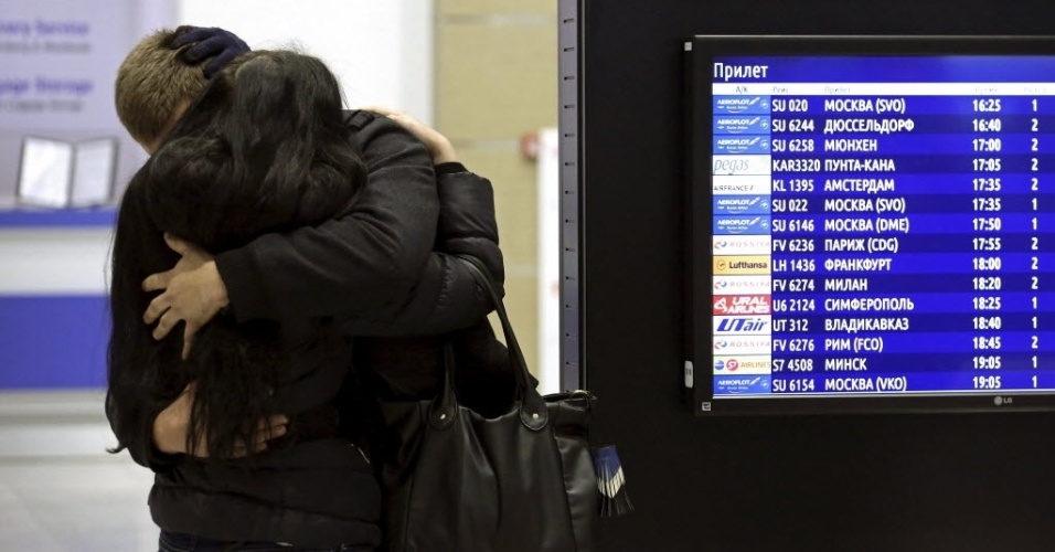 31.out.2015 - Pessoas se abraçam após saberem no aeroporto de Pulkovo, em São Petersburgo, da queda de avião da companhia russa Kogalimavia (conhecida como Metrojet) no Egito. O presidente russo, Vladimir Putin, expressou suas 