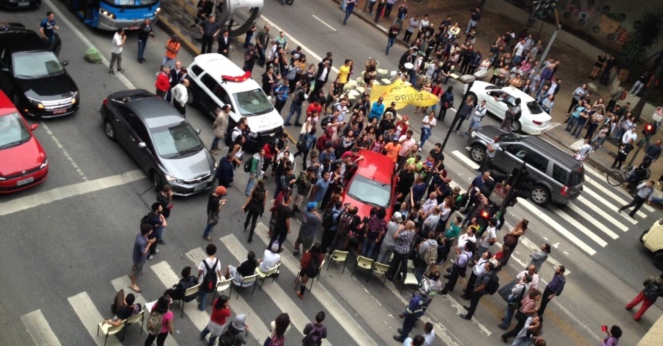 1º.dez.2015 - Estudantes bloqueiam no começo da noite desta terça-feira a avenida 9 de julho na altura do número 900, em ambos os sentidos, de acordo com a CET (Companhia de Engenharia de Tráfego). Os manifestantes protestam contra a reorganização escolar proposta pelo governo Geraldo Alckmin (PSDB)