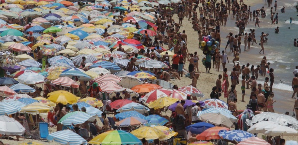 Banhistas aproveitam o calor na praia do Arpoador - Ernesto Carriço/Agência O Dia/Estadão Conteúdo