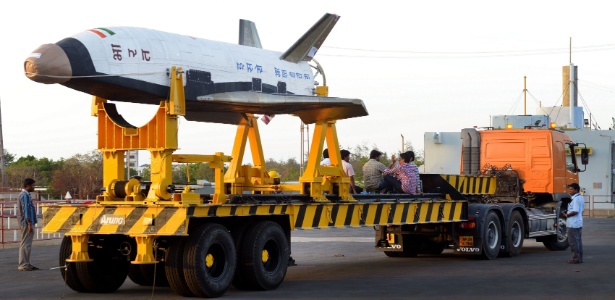A nave reduzida RLV-TD (veículo de lançamento reutilizável) é transportada em Sriharikota, na Índia - ISRO/ AFP