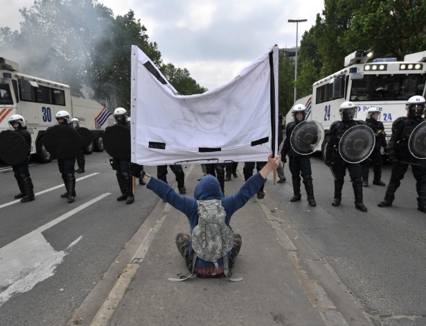 Manifestante protesta contra medidas de austeridade em Bruxelas, na Bélgica - Dirk Waem/AFP