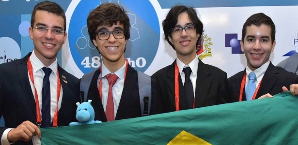 Todos os quatro estudantes da delegação brasileira conquistaram medalhas na Olimpíada Internacional de Química, na Geórgia - Divulgação