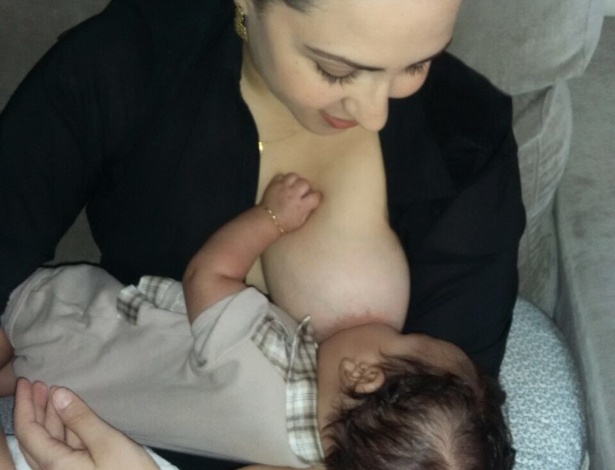 Juliana Oliveira, 33, amamenta o pequeno Davi - Acervo pessoal