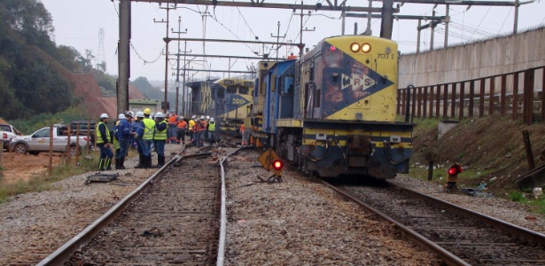 Equipes de manutenção trabalham em trem que descarrilou na Linha 7-Rubi da CPTM - Ricardo Guimarães/Estadão Conteúdo