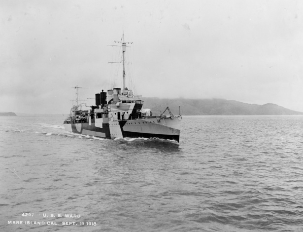 Foto de 1918 do navio USS Ward próximo à ilha Mare, na Califórnia - MARE ISLAND/NYT