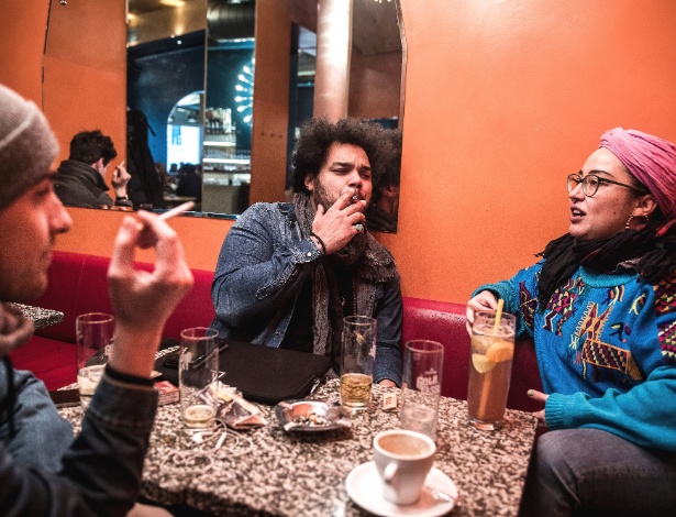 Clientes fumam no Cafe Europa, no centro de Viena, na Áustria - Akos Stiller/The New York Times