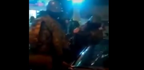 Reprodução do vídeo que mostra militares agredindo homem na Cidade de Deus - Reprodução/YouTube