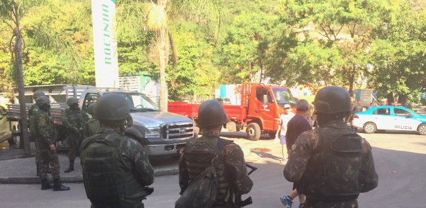 25.jul.2018 - Militares cercam a Rocinha para PM mudar sistema de patrulhamento - UOL