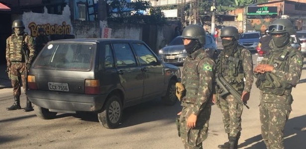 29.ago.2018 - Forças Armadas fazem ação em São Gonçalo, na região metropolitana
