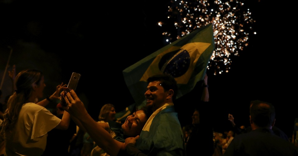 28.out.2018 Eleitores de Bolsonaro celebram resultado das urnas no Rio de Janeiro