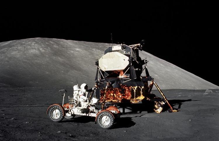 Rover e módulo lunar da missão Apollo 17, de 1972