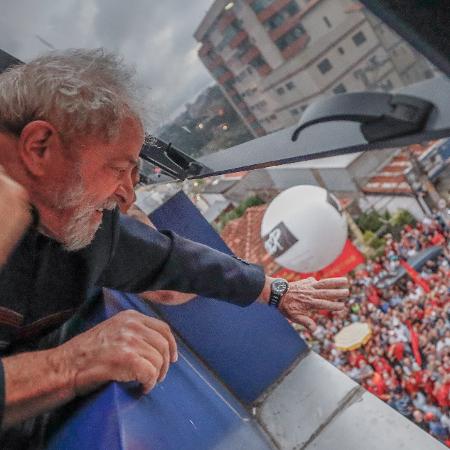 Lula acena para militantes no Sindicato dos Metalúrgicos do ABC, antes de se entregar à PF, em abril de 2018 - Ricardo Stuckert/ Instituto Lula