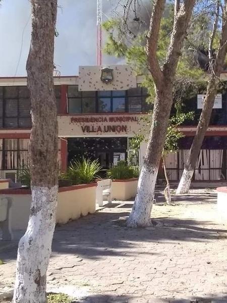 A fachada da prefeitura de Villa Union ficou cravejada de balas após o ataque do C.D.N. - Reprodução/Twitter @CarlosHidalgoo
