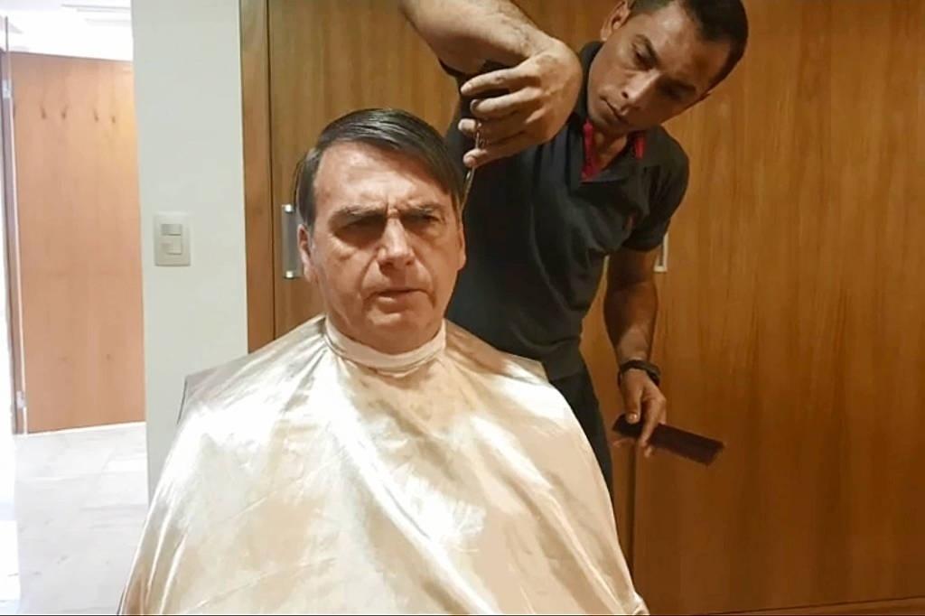 29.jul.2019 - O presidente Jair Bolsonaro transmite pelo Facebook um corte de cabelo depois de cancelar uma reunião com o chanceler francês, Jean-Yves Le Drian - Reprodução/Facebook Jair Bolsonaro