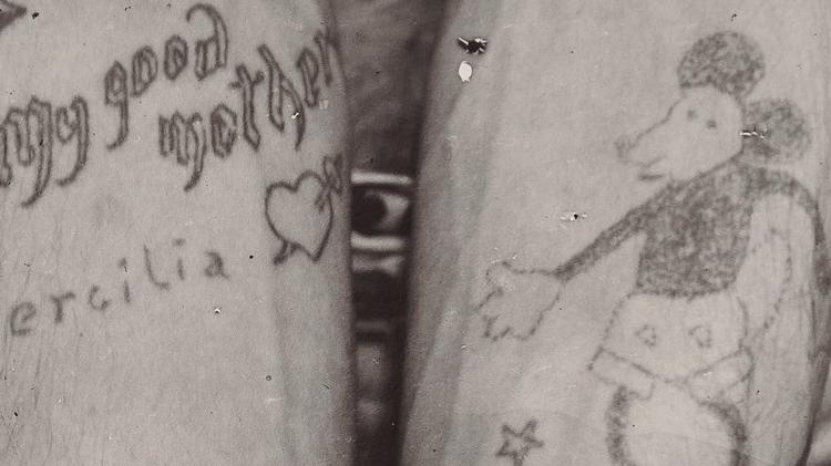 Mickey Mouse, icônico personagem de Walt Disney, tatuado nos braços de um marinheiro paulista na década de 1930 - Divulgação - Editora Veneta - Divulgação - Editora Veneta