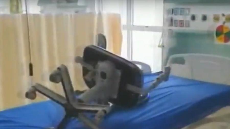 Cadeira quebrada sobre leito de CTI desativado em hospital municipal do Rio - Reprodução de vídeo