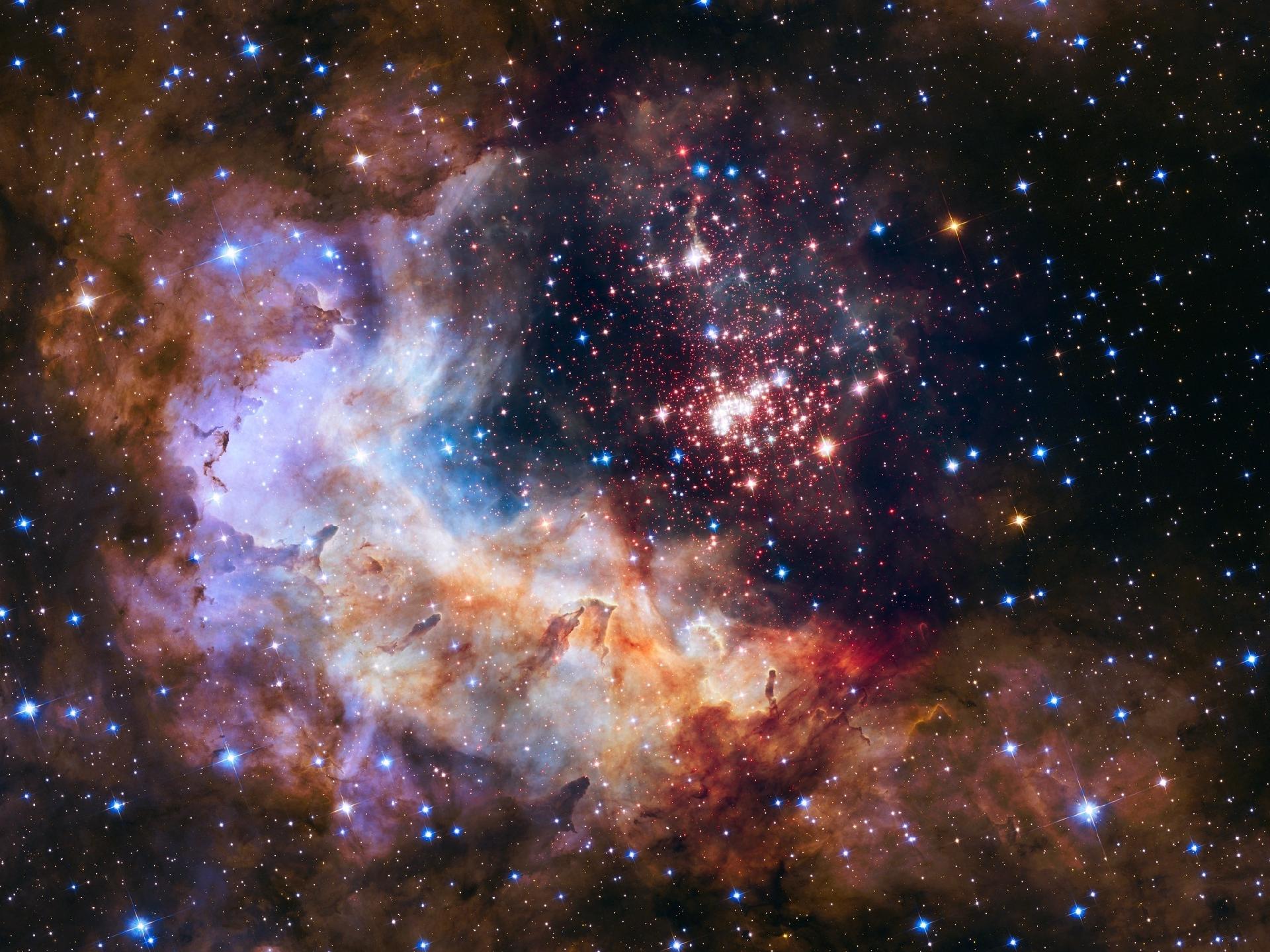 2015 - Westerlund 2 - Esse é um aglomerado gigante com cerca de 3000 estrelas, localizado a 20 mil anos-luz de distância da Terra, na constelação de Carina. - NASA