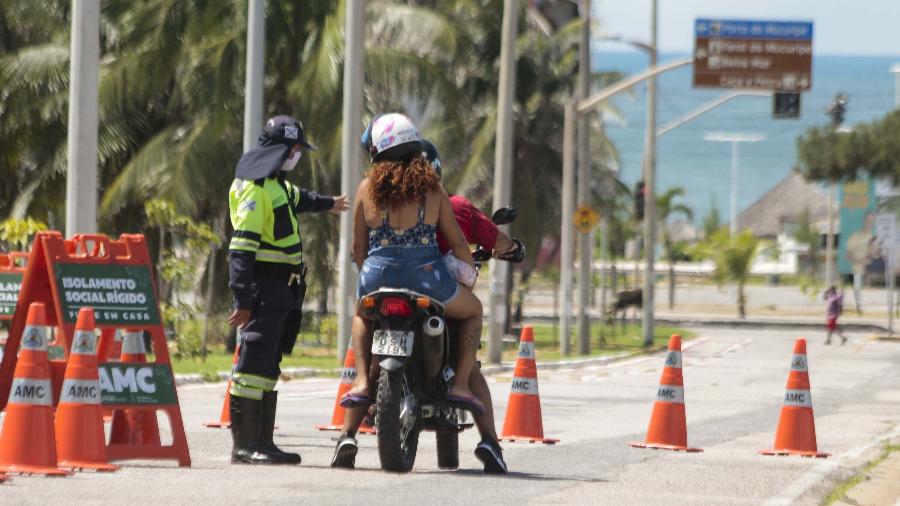 24.mai.2020 - Agentes de trânsito montam bloqueio na Av. Santos Dumont, no acesso à Praia do Futuro, em Fortaleza (CE) - João Dijorge/Photopress/Estadão Conteúdo