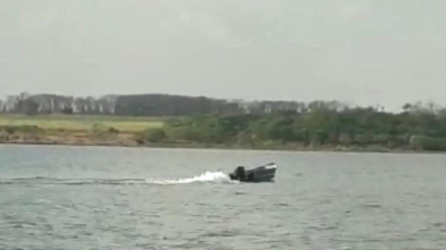 Barco de José Mantovani foi visto navegando vazio no Rio Tietê, em Araçatuba (SP) - Reprodução