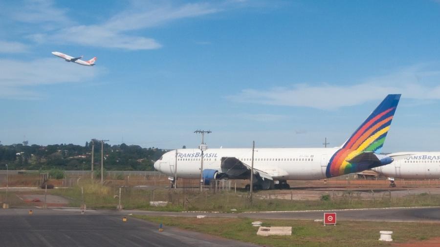 Aviões da extinta Transbrasil estão há anos no pátio do aeroporto Juscelino Kubitschek, em Brasília